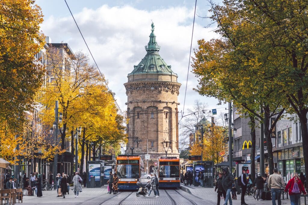 Una calle de una ciudad con personas, tranvía y otros vehículos